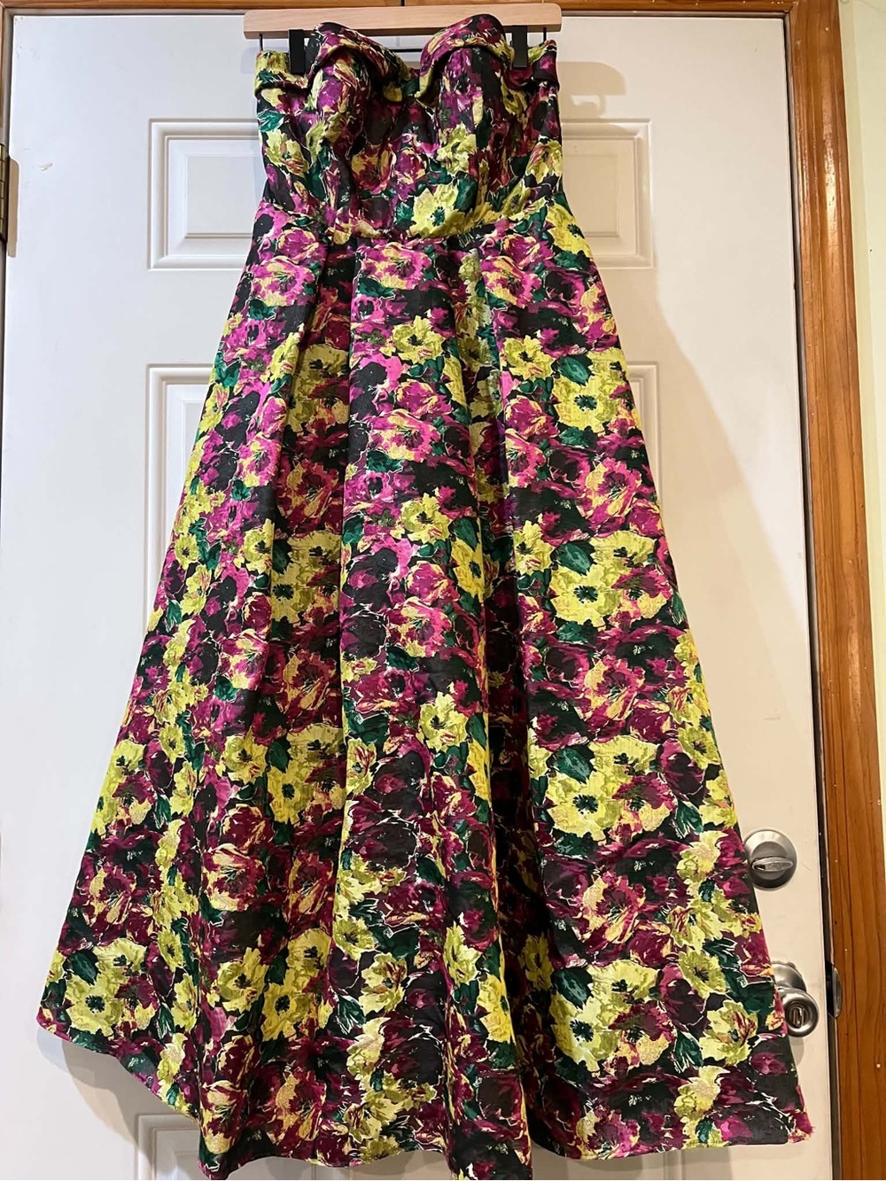 Mac Duggal Luxurious Strapless Floral Ball Gown in Size 8